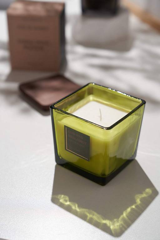 Уд и бергамот (Oud and Bergamot) Свеча Ароматическая (220гр)